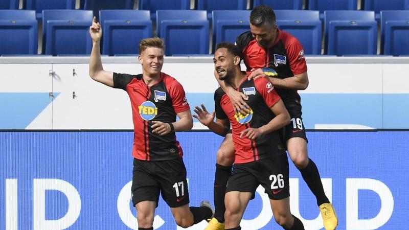 Die Spieler von Hertha BSC hatten beim Torjubel engen Körperkontakt Die Spieler von Hertha BSC hatten beim Torjubel engen Körperkontakt
