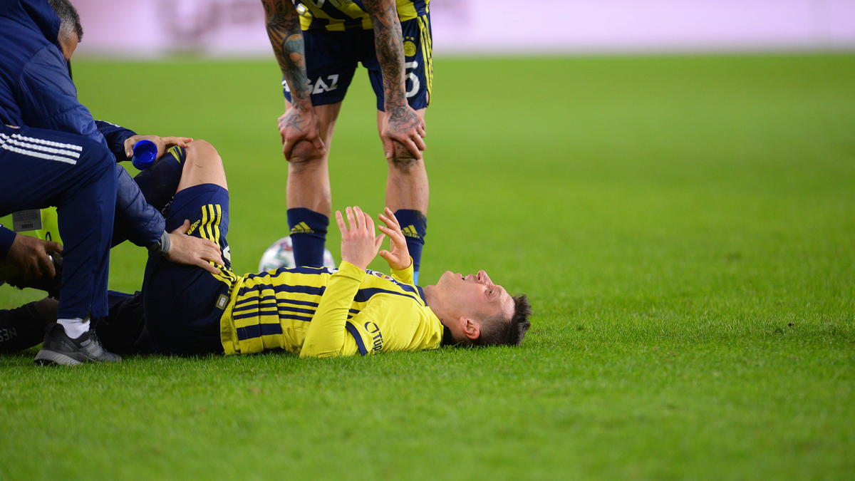 Musste im Spiel von Fenerbahce gegen Antalyaspor ausgewechselt werden: Mesut Özil Musste im Spiel von Fenerbahce gegen Antalyaspor ausgewechselt werden: Mesut Özil