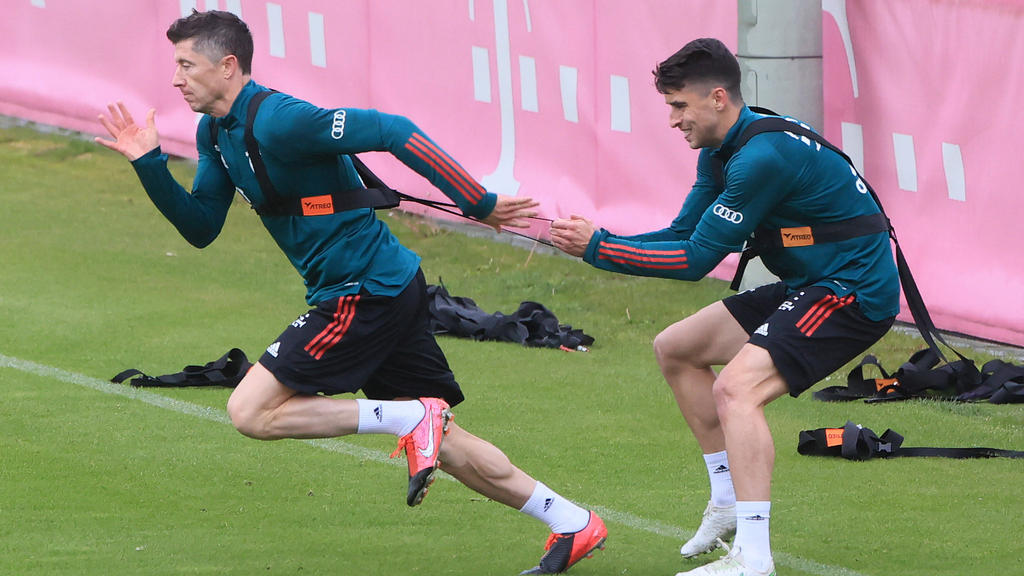 Marc Roca (r.) geht beim FC Bayern in sein zweites Jahr Marc Roca (r.) geht beim FC Bayern in sein zweites Jahr