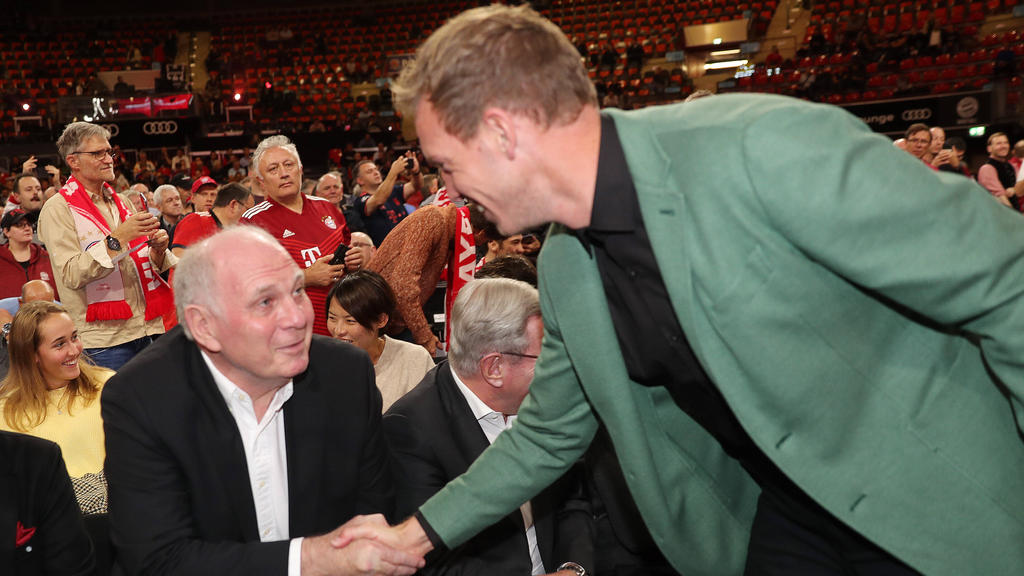 Uli Hoeneß (l.) stärkt Bayern-Trainer Julian Nagelsmann Uli Hoeneß (l.) stärkt Bayern-Trainer Julian Nagelsmann