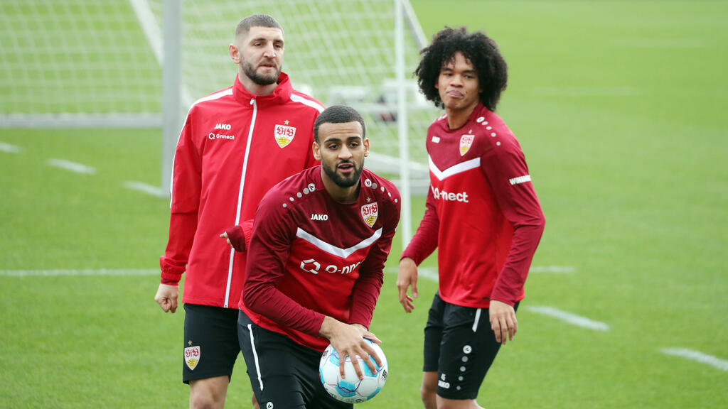 Josha Vagnoman (M.) würde beim VfB Stuttgart gerne verlängern Josha Vagnoman (M.) würde beim VfB Stuttgart gerne verlängern
