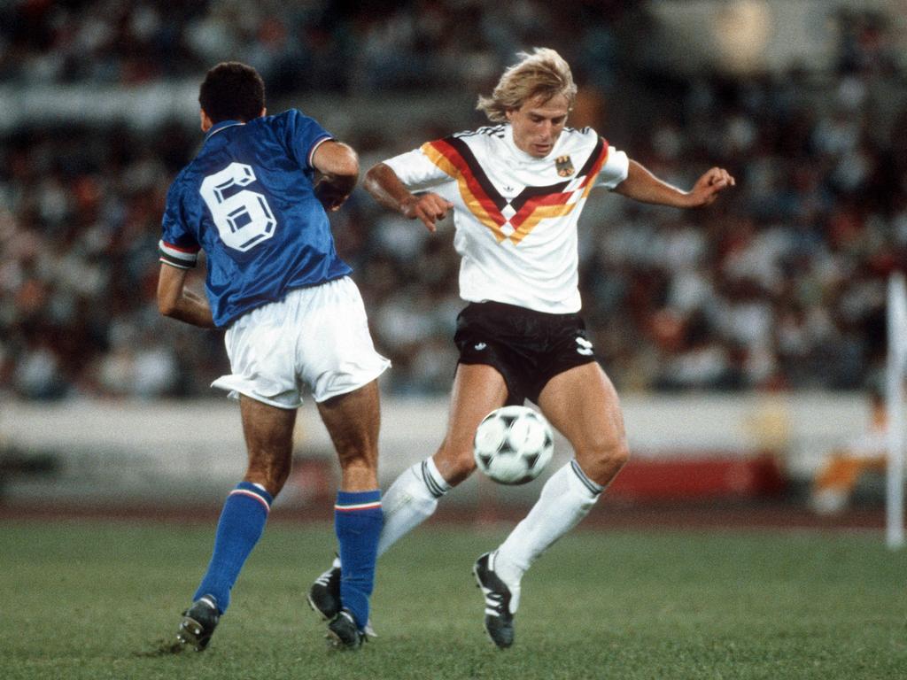 Jürgen Klinsmann (r.) - hier im Zweikampf mit Mauro Tassotti