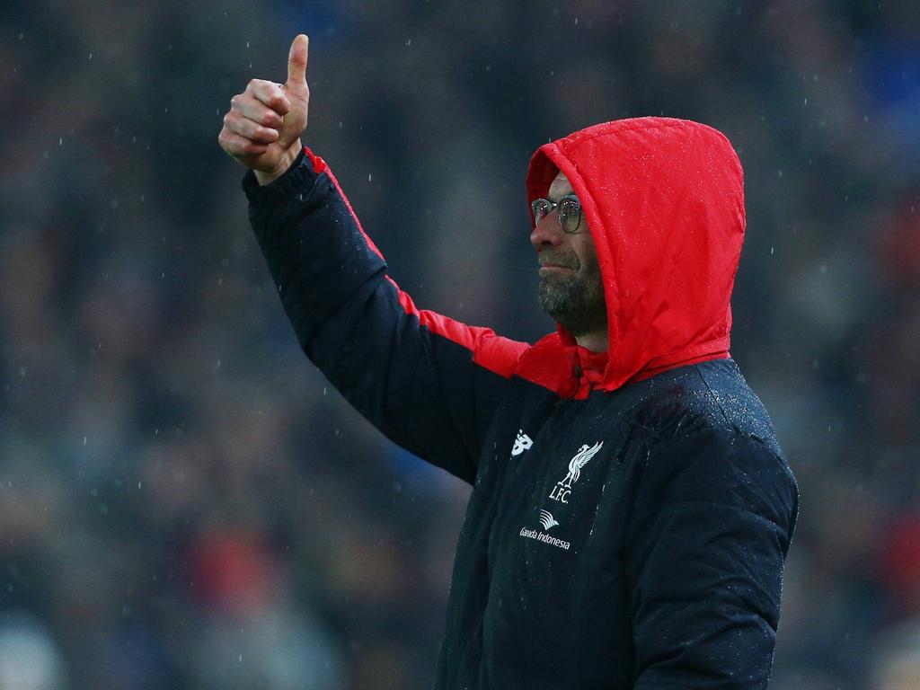 Hoofdtrainer Jürgen Klopp steekt zijn duim omhoog tijdens de eerste ontmoeting tussen Stoke City en Liverpool in de League Cup. (05-01-2016)