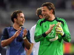 Mario Götze (l.) en Roman Weidenfeller praten na de oefeninterland Duitsland - Argentinië met elkaar. (03-09-2014)