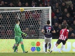 Memphis Depay (r.) kopt de bal schitterend over Mickey van der Hart (l.) heen en zet PSV zo op 2-0 tegen Go Ahead Eagles. (20-12-2014)