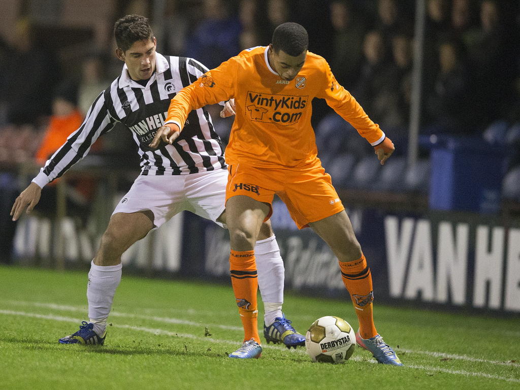 Tim Konings (l.) vecht een duel uit met Brandley Kuwas (r.) tijdens het competitieduel Achilles'29 - FC Volendam. (01-12-2014) Tim Konings (l.) vecht een duel uit met Brandley Kuwas (r.) tijdens het competitieduel Achilles'29 - FC Volendam. (01-12-2014)