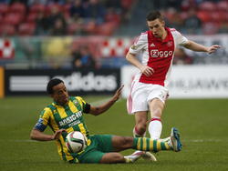 Nick Viergever (r.) van Ajax raakt geblesseerd door een tackle van ADO Den Haag-speler Roland Alberg. (22-03-2015)