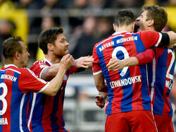 Lewandowski, Müller y Alonso celebran un gol del Bayern ante el Dortmund. (Foto: Getty)