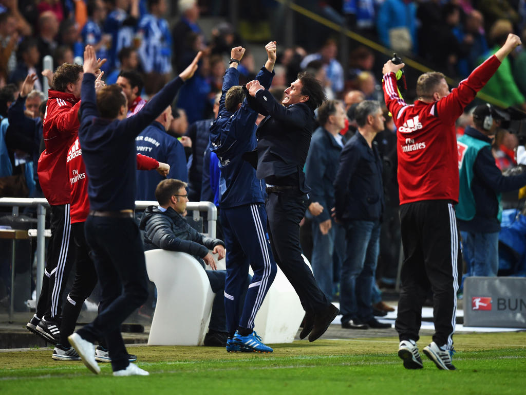 Bruno Labbadia und der gesamte Hamburger SV bejubelten den Klassenerhalt frenetisch Bruno Labbadia und der gesamte Hamburger SV bejubelten den Klassenerhalt frenetisch