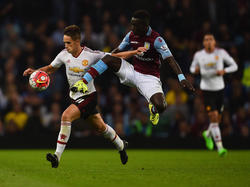 Idrissa Gueye (r.) probeert Adnan Januzaj namens Aston Villa van de bal te zetten. (14-8-2015)
