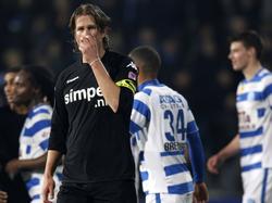 Alje Schut kan niet geloven dat zijn ploeg met 3-0 onderuit is gegaan tegen De Graafschap. (12-04-2012)