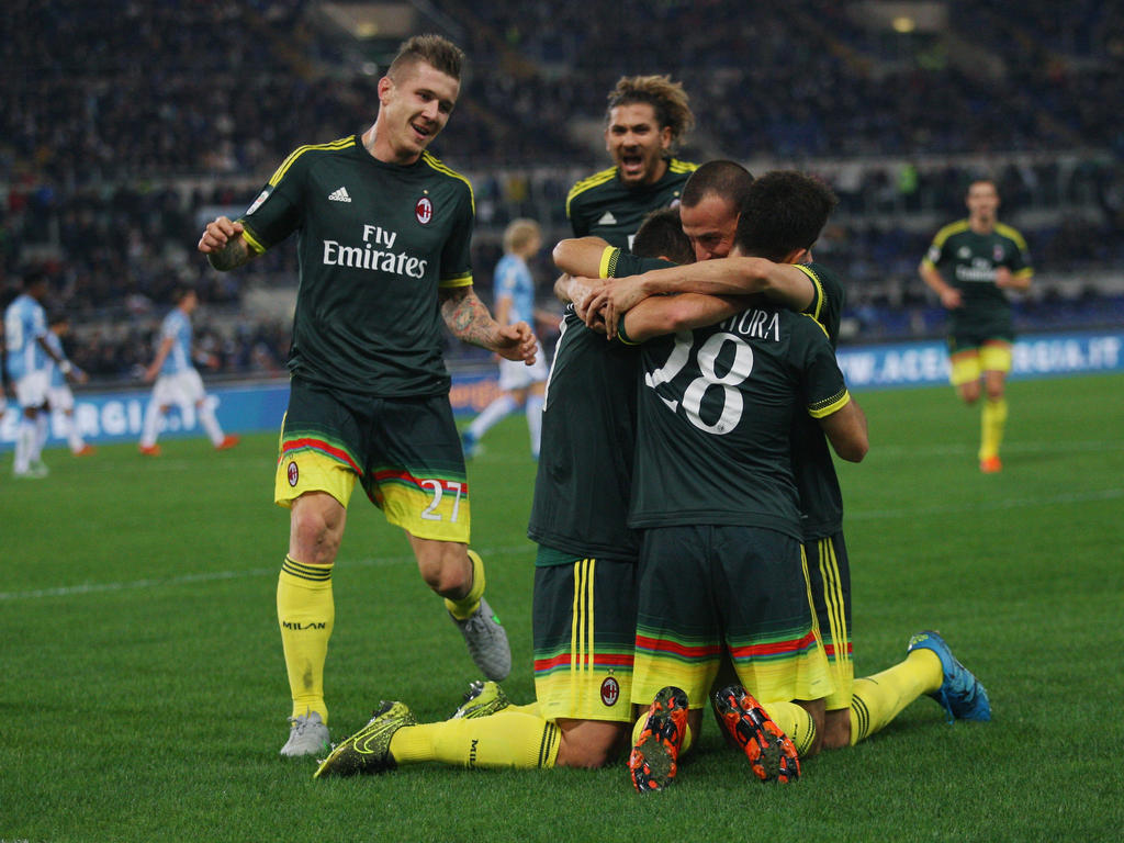 Los jugadores del Milan celebran uno de los goles del partido en la cancha del Lazio. (Foto: Getty)