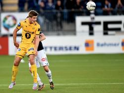 Alexander Sørloth wint wel heel makkelijk een kopduel in de wedstrijd tussen FK Bodø/Glimt en Strømsgodset IF. (26-09-2015)