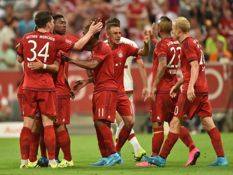 Die Spieler des FC Bayern München feiern das Tor zum 1:0 gegen den AC Mailand. Foto: Peter Kneffel