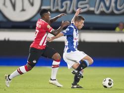 Stijn Schaars (r.) schudt tijdens het competitieduel van sc Heerenveen met PSV aanvaller Steven Bergwijn (l.) van zich af. (01-10-2016)
