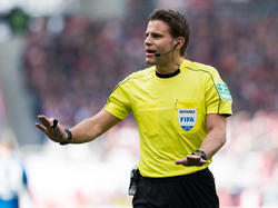 Felix Brych pfeift die Partie zwischen Serbien und der Schweiz