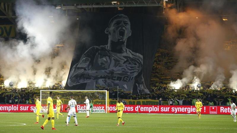 Neben einem riesigen Banner mit dem Bild von Emiliano Sala zünden Fans von Nantes Pyrotechnik Neben einem riesigen Banner mit dem Bild von Emiliano Sala zünden Fans von Nantes Pyrotechnik
