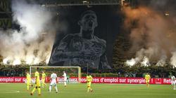 Neben einem riesigen Banner mit dem Bild von Emiliano Sala zünden Fans von Nantes Pyrotechnik