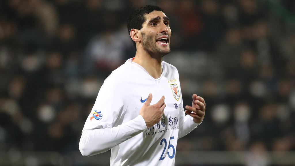 Fellaini con la camiseta de su equipo en China.