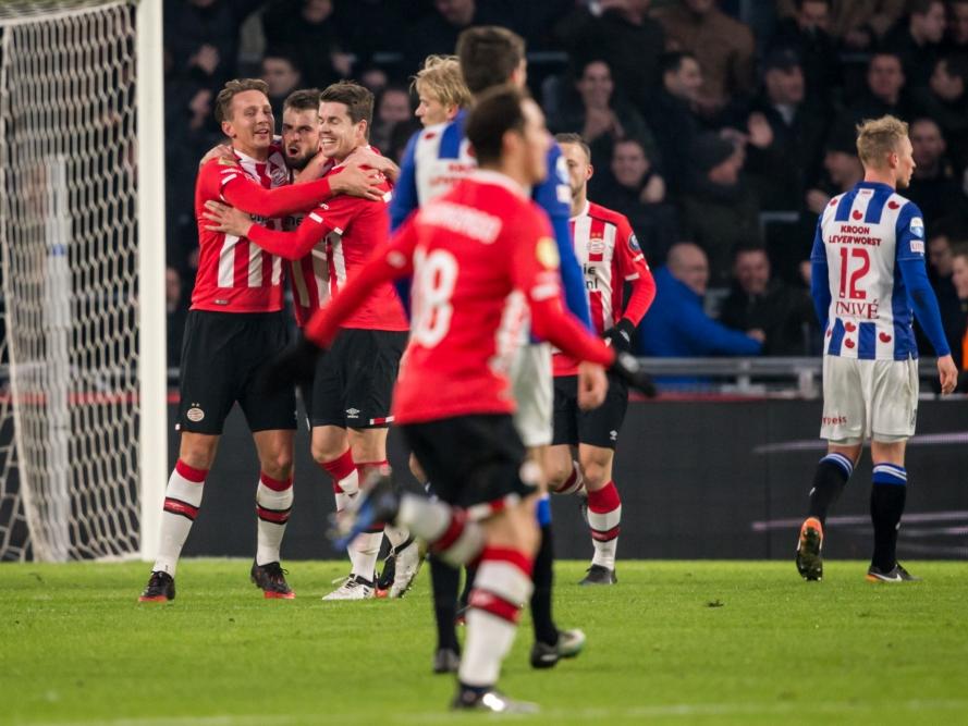 Davy Pröpper heeft PSV op gelijke hoogte gebracht tegen sc Heerenveen. De middenvelder wordt besprongen door zijn teamgenoten. (22-01-2017)