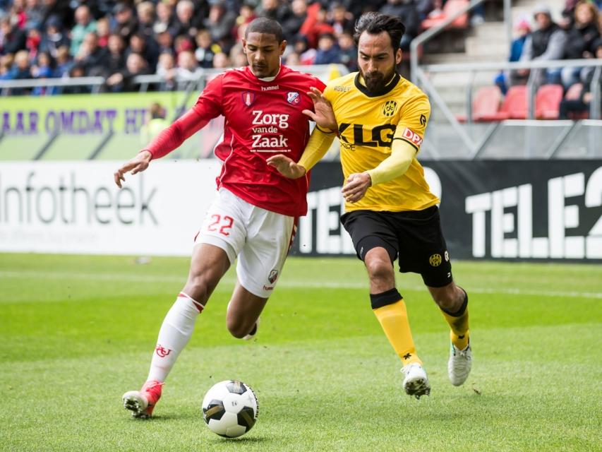 FC Utrecht-aanvaller Sébastien Haller (l.) zet Roda JC-verdediger Ard van Peppen (r.) op het verkeerde been en gaat niet buitenom, maar binnendoor. (23-04-2017)