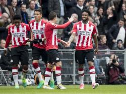 PSV komt op een 1-0 voorsprong tegen Ajax. Doelpuntenmaker is Jürgen Locadia, die zijn derde treffer van het seizoen maakt. PSV viert het feest. (23-04-2017)