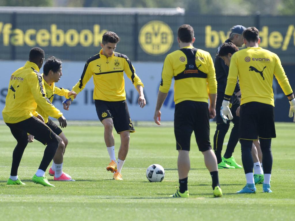 Marc Bartra (m.) trainiert wieder mit der Mannschaft Marc Bartra (m.) trainiert wieder mit der Mannschaft