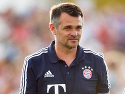 Willy Sagnol sitzt gegen Berlin als Cheftrainer auf der Bayern-Bank
