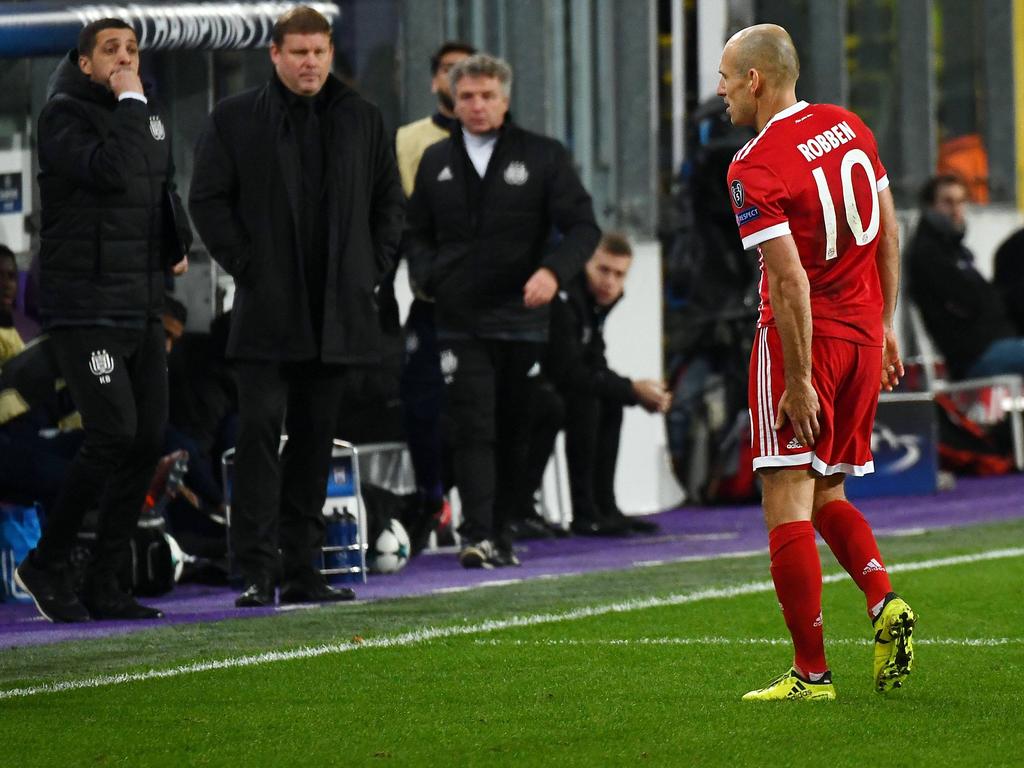 Der Oberschenkel zwickt: Arjen Robben musste in Anderlecht kurz nach dem Seitenwechsel vom Feld
