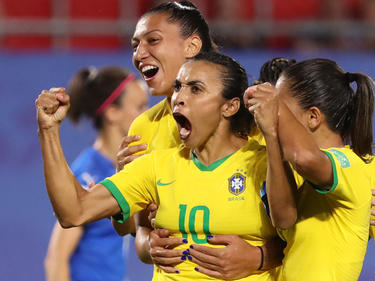 2019 Marta/BRA markiert gegen Italien in Valenciennes/FRA den 1:0-Siegtreffer und schreibt gleichzeitig mit ihrem insgesamt 17. WM-Tor Geschichte.