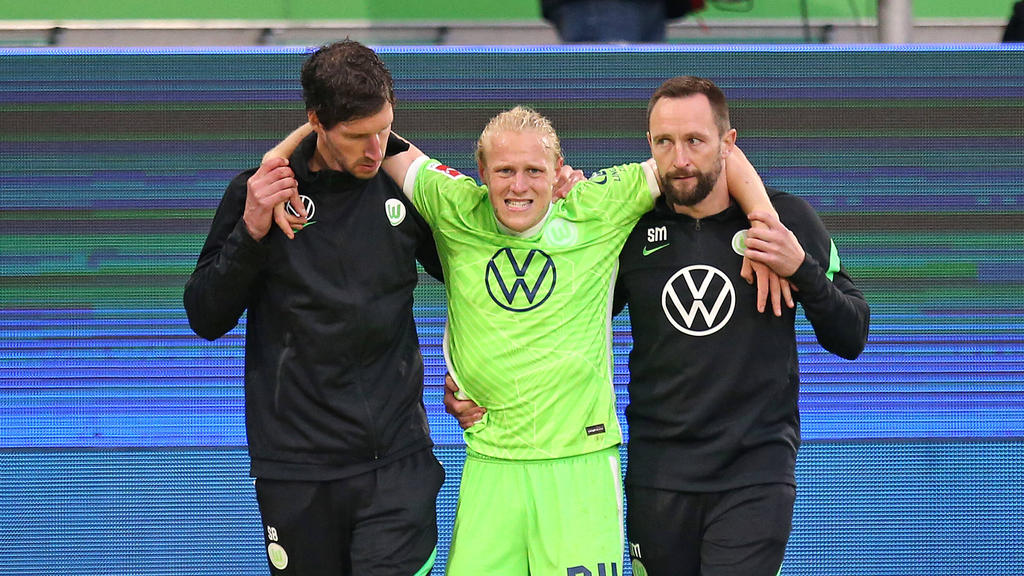 Wolfsburgs Xaver Schlager musste verletzt ausgewechselt werden