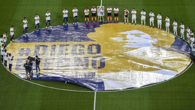 Schiedsrichter und Spieler legen eine Schweigeminute für Maradona ein Schiedsrichter und Spieler legen eine Schweigeminute für Maradona ein