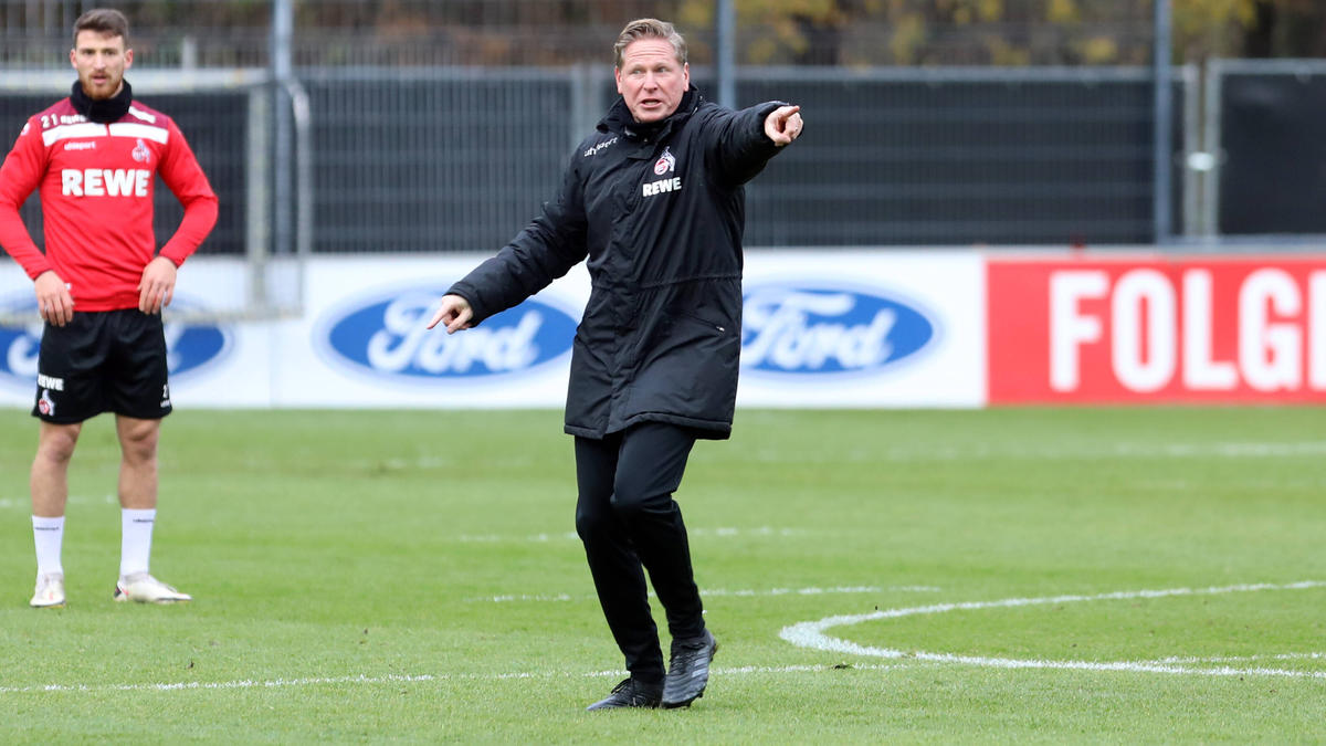 Markus Gisdol zeigt sich energisch im Kölner Mannschaftstraining Markus Gisdol zeigt sich energisch im Kölner Mannschaftstraining