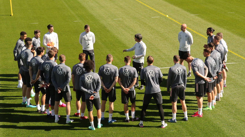 Joachim Löw versammelt seine Nationalspieler im Trainingslager