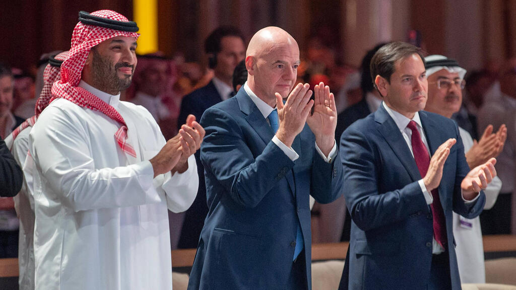 Am Dienstag war Gianni Infantino (M.) noch in Saudi-Arabien zu Gast Am Dienstag war Gianni Infantino (M.) noch in Saudi-Arabien zu Gast