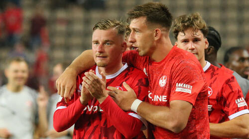 Daniel Hanslik (r.) gewann mit seinem FCK gegen Schalke 04