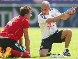 Mario Mandžukić (l.) mit Trainer Pep Guardiola