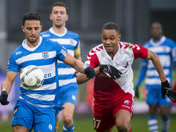 Ouasim Bouy (l.) vecht tijdens het duel tussen PEC Zwolle en FC Utrecht een duel uit met Patrick Joosten. (24-01-2016)