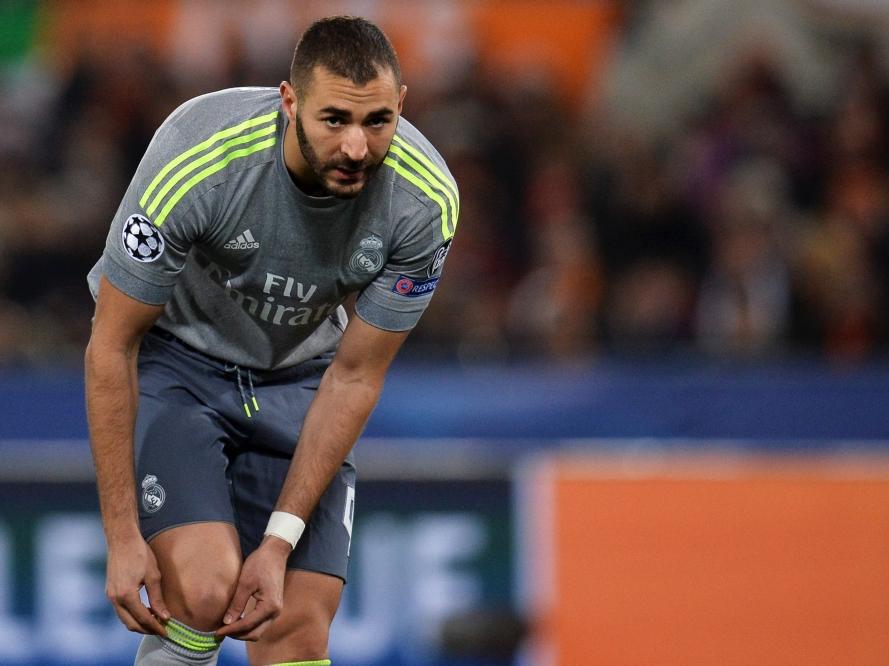 Karim Benzema doet zijn sok goed tijdens de Champions League-wedstrijd tussen Real Madrid en AS Roma. (17-02-2016)