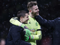 Landgenoten Bojan Krkić (l.) en David De Gea (r.) verlaten samen het veld van Old Trafford na de klinkende zege van Manchester United op Stoke City. (02-02-2016)