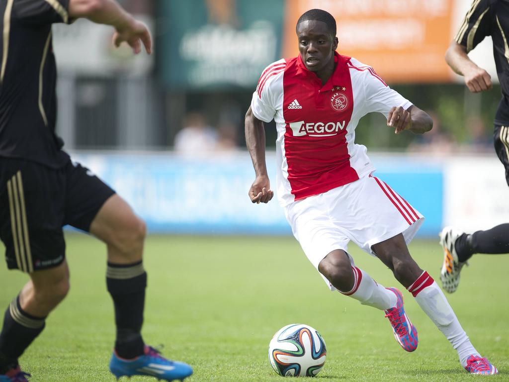 Queency Menig in actie voor Ajax in de voorbereiding op het seizoen 2014/2015. Frank de Boer noemde hem het grootste talent in de jeugdopleiding van Ajax.