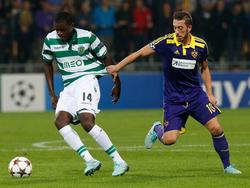 William Carvalho (L.) van Sporting Lissabon en Agim Ibraimi (R.) van NK Maribor zijn in strijd met elkaar om de bal. (17-09-2014). 