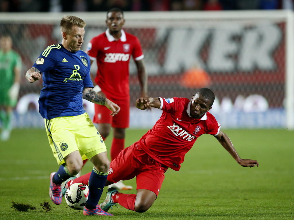 Niki Zimling (l.) ontwijkt een tackle van Kamohello Mokotjo in de competitiewedstrijd FC Twente - Ajax. Kyle Ebecilio kijkt op de achtergrond toe. (18-10-2014) Niki Zimling (l.) ontwijkt een tackle van Kamohello Mokotjo in de competitiewedstrijd FC Twente - Ajax. Kyle Ebecilio kijkt op de achtergrond toe. (18-10-2014)
