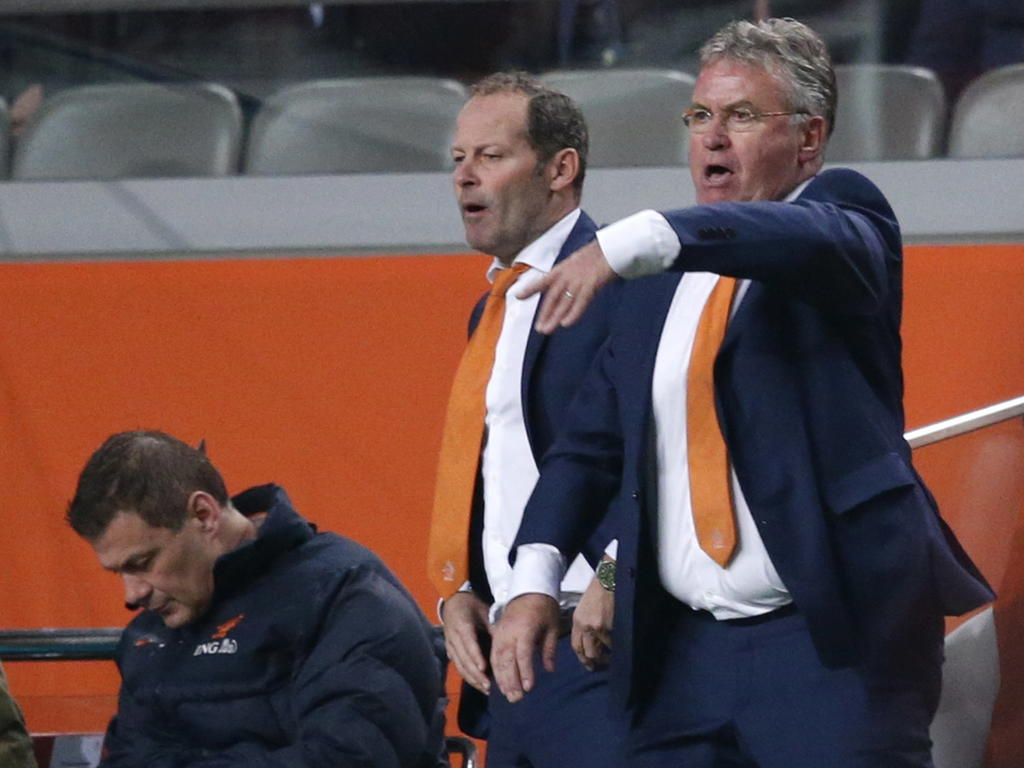 Wanhopig probeert Guus Hiddink (r.) zijn spelers aanwijzingen te geven tijdens de oefeninterland Nederland - Mexico. (12-11-2014)