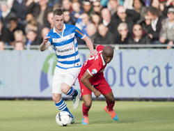 Maikel van der Werff (l.) is Kamohelo Mokotjo te snel af in de wedstrijd PEC Zwolle - FC Twente. (23-11-2014)