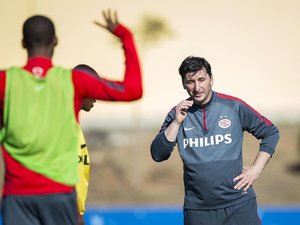 PSV-stagiair Luc Nilis (r.) observeert tijdens de training. (07-01-15)