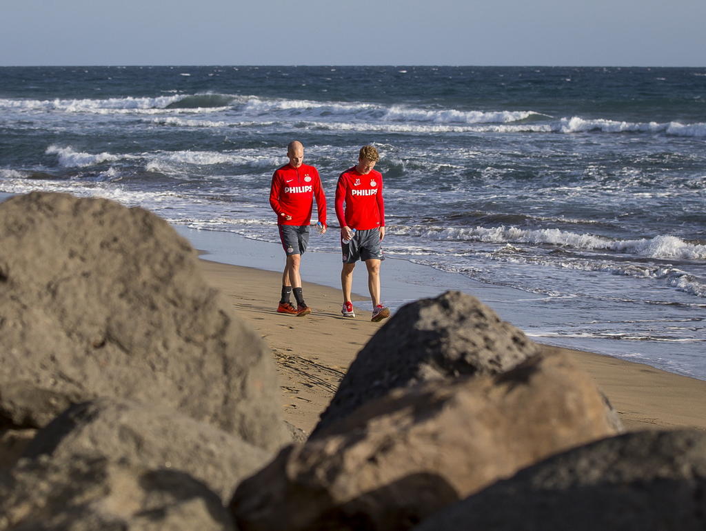 PSV'ers Jorrit Hendrix (l.) en Oscar Hiljemark maken samen een wandeling tijdens het trainingskamp van PSV. (09-01-2015) PSV'ers Jorrit Hendrix (l.) en Oscar Hiljemark maken samen een wandeling tijdens het trainingskamp van PSV. (09-01-2015)