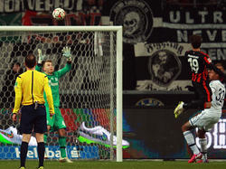 Piazón levantó de cabeza la pelota batiendo a Wellenreuther en la portería del Schalke. (Foto: Getty)