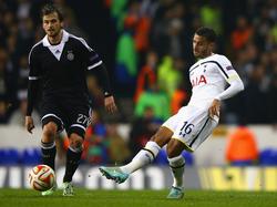 Danko Lazović (l.) van Partizan kijkt toe hoe Kyle Naughton (r.) van Tottenham Hotspur de bal speelt tijdens de Europa League wedstrijd. (27-11-2014)