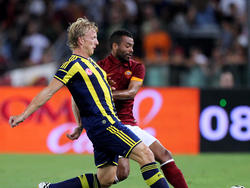 Dirk Kuyt (l.) van Fenerbahce in duel met AS Roma-speler Ashley Cole (r.) in de Champions League wedstrijd. (19-08-2014)
